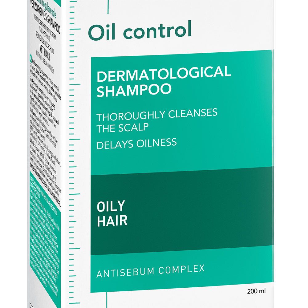 Gros plan sur l'emballage du shampooing. Inscription: Oil control, Dermatological Shampoo, Oily Hair, Antisebum Complex, 200 ml.