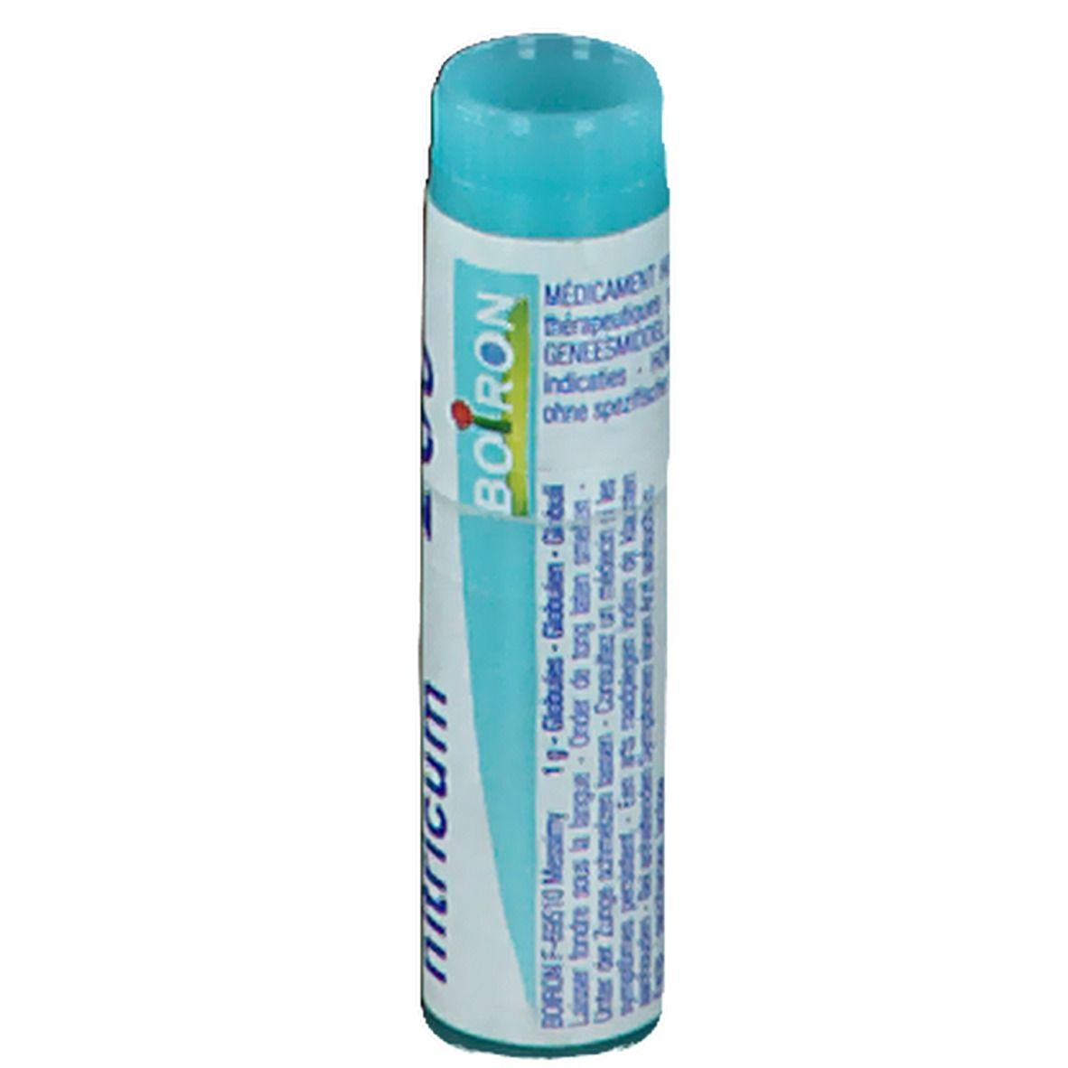Tube cylindrique avec bouchon bleu. Inscription: Boiron. Texte multilingue. Contient des globules.