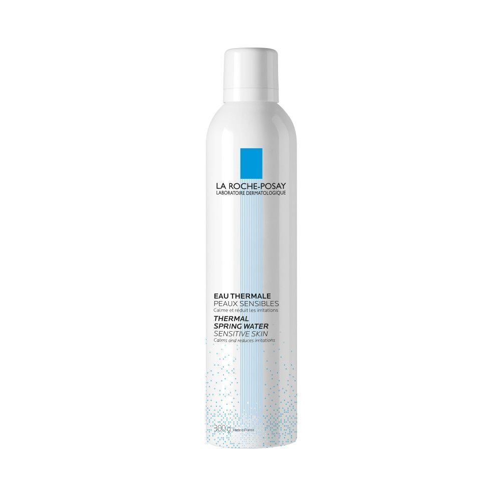 Witte sprayfles met blauw logo. Opschrift: La Roche-Posay, Eau Thermale, Thermal Spring Water. Gevoelige huid.