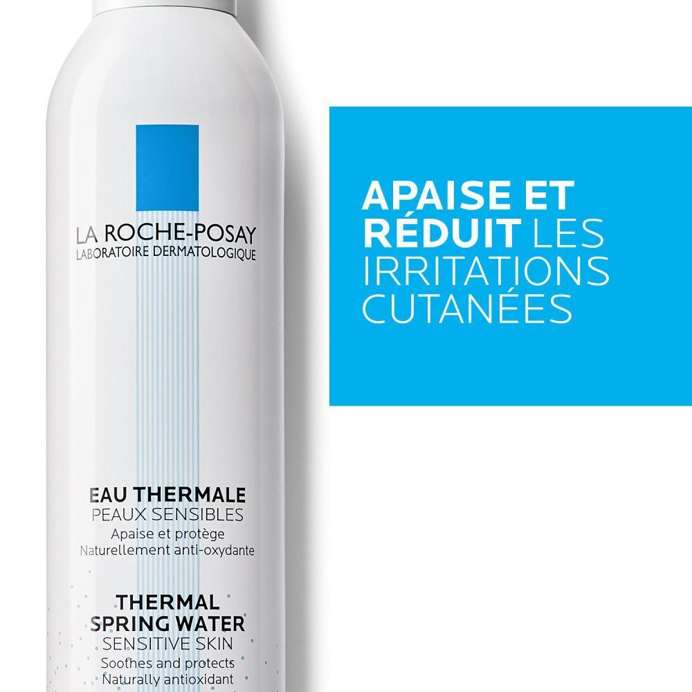 Gros plan sur l'étiquette du flacon spray blanc. Texte: La Roche-Posay. Apaise et réduit les irritations cutanées.