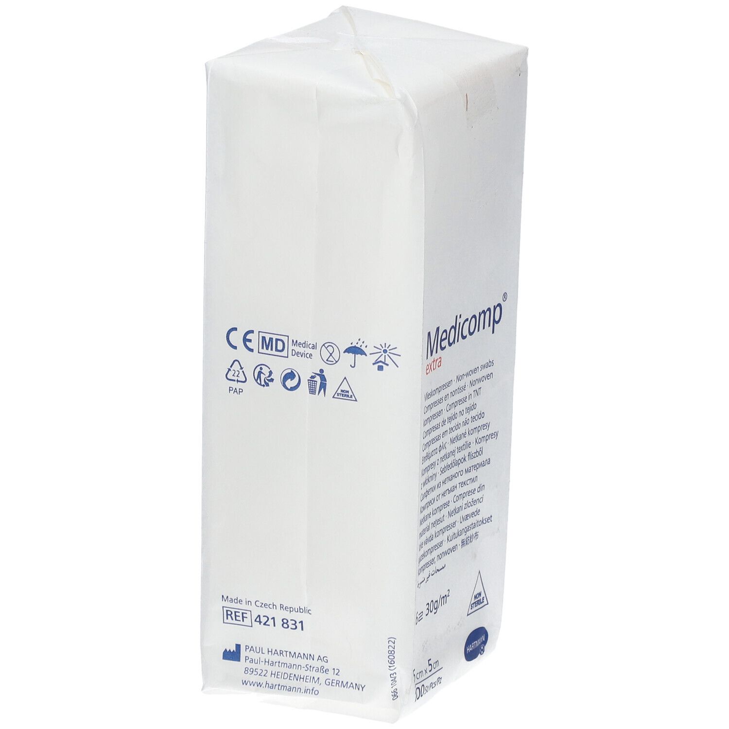 Verpakking met witte kompressen. Opdrukken: CE-markering, REF 421 831, fabrikantenadres, 5x5cm, 20 stuks.