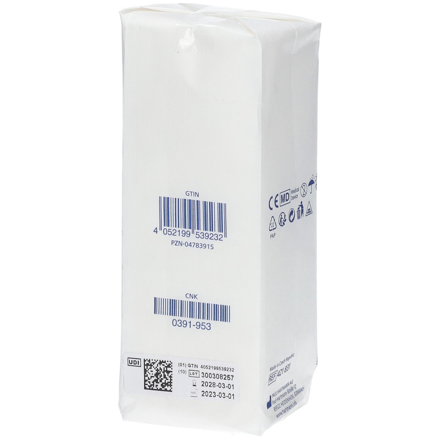 Verpakking met witte kompressen. Barcodes, GTIN, CNK, UDI-code, vervaldatum. Opdrukken: CE-markering.