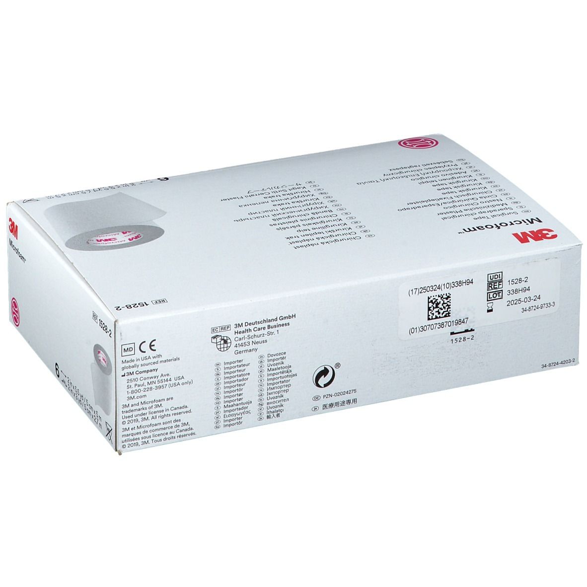 Witte verpakking met 3M Microfoam pleisters. Bevat 6 rollen. Meertalige opschriften. Afmetingen: 5 cm x 5 m.