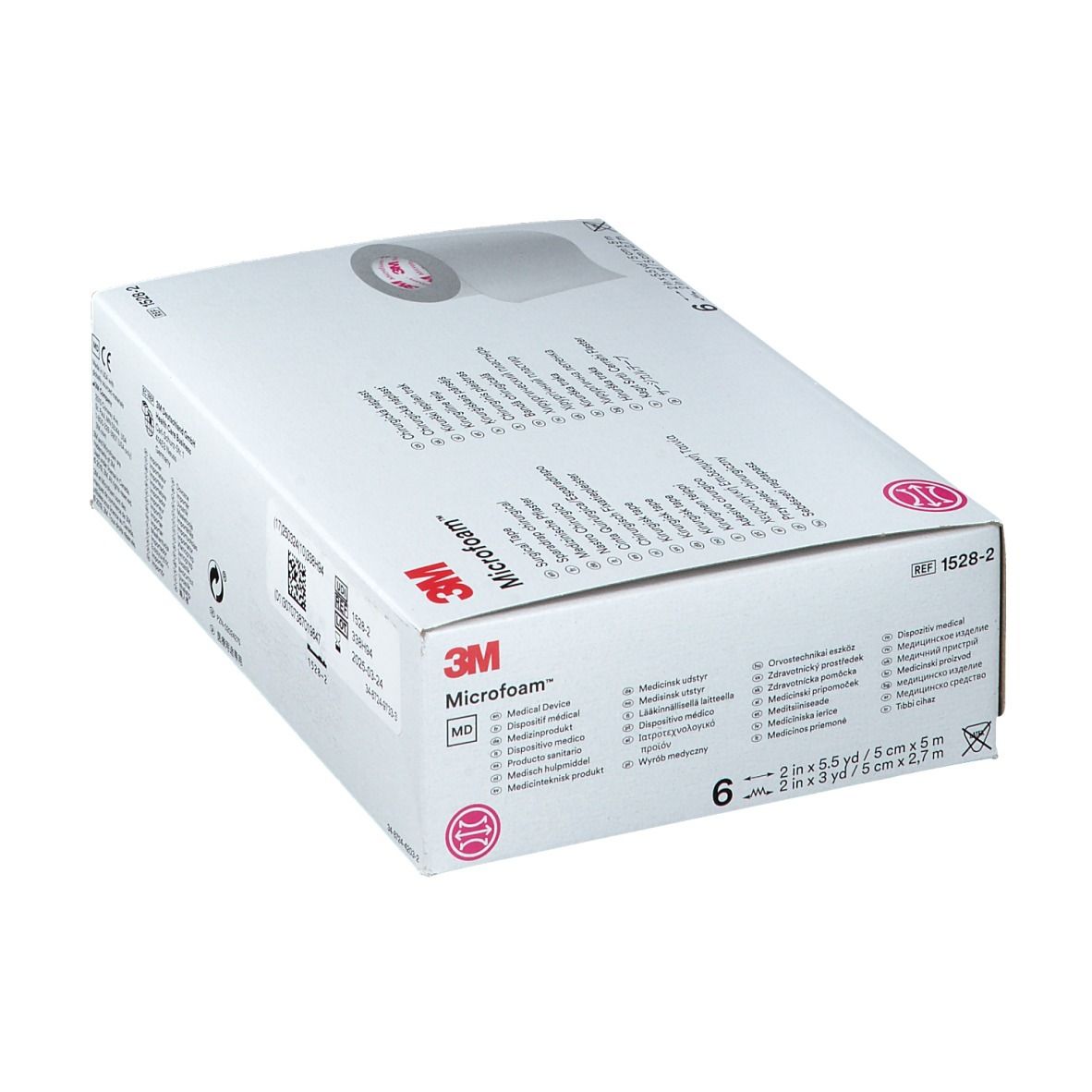 Witte verpakking met 3M Microfoam pleisters. Bevat 6 rollen. Meertalige opschriften. Afmetingen: 5 cm x 5 m.