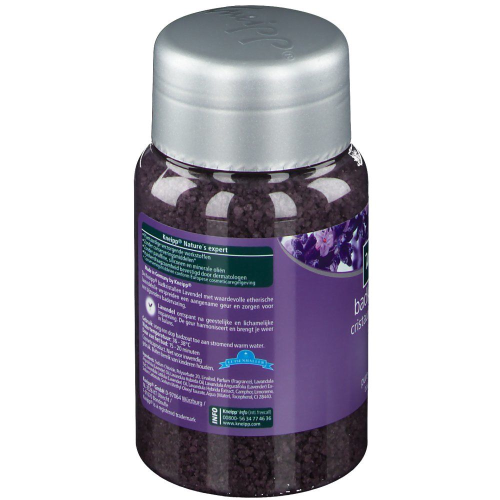 Cristaux de bain Kneipp Lavande. Flacon violet avec couvercle argenté. Informations produit sur étiquette violette.