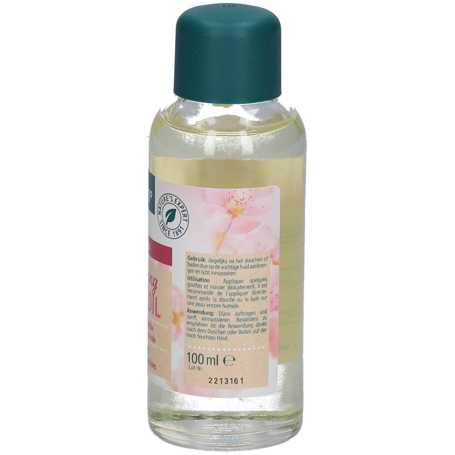 Achterkant van de lichaamsoliefles met groene dop. Tekst: Kneipp, Soft Skin, Softening Body Oil. Informatie over gebruik en ingrediënten. 100 ml.