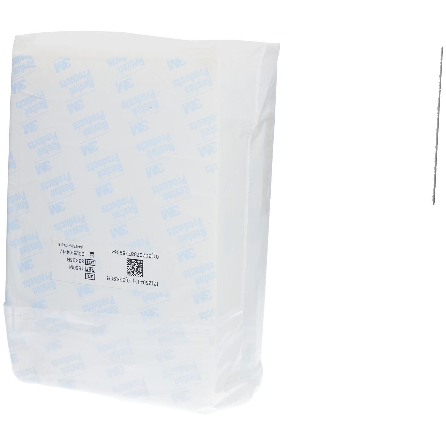 Verpackung 3M Reston Schaumstoff. Rückseite mit Barcode und Chargennummer. Weißes Material. Verpackung leicht schräg.
