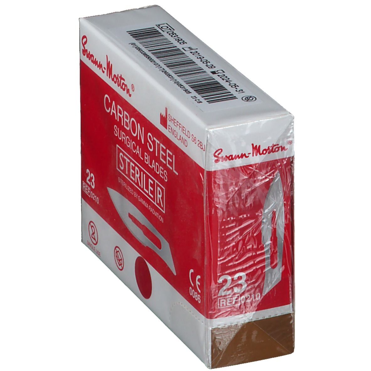 Schräg gestellte Verpackung mit chirurgischen Skalpellklingen Nr. 23. Steril, aus Karbonstahl. Rote und weiße Verpackung.