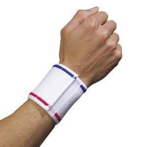 Bande de poignet blanche avec fermeture velcro. Rayures bleues et rouges sur les bords. Portée au poignet d'une personne.