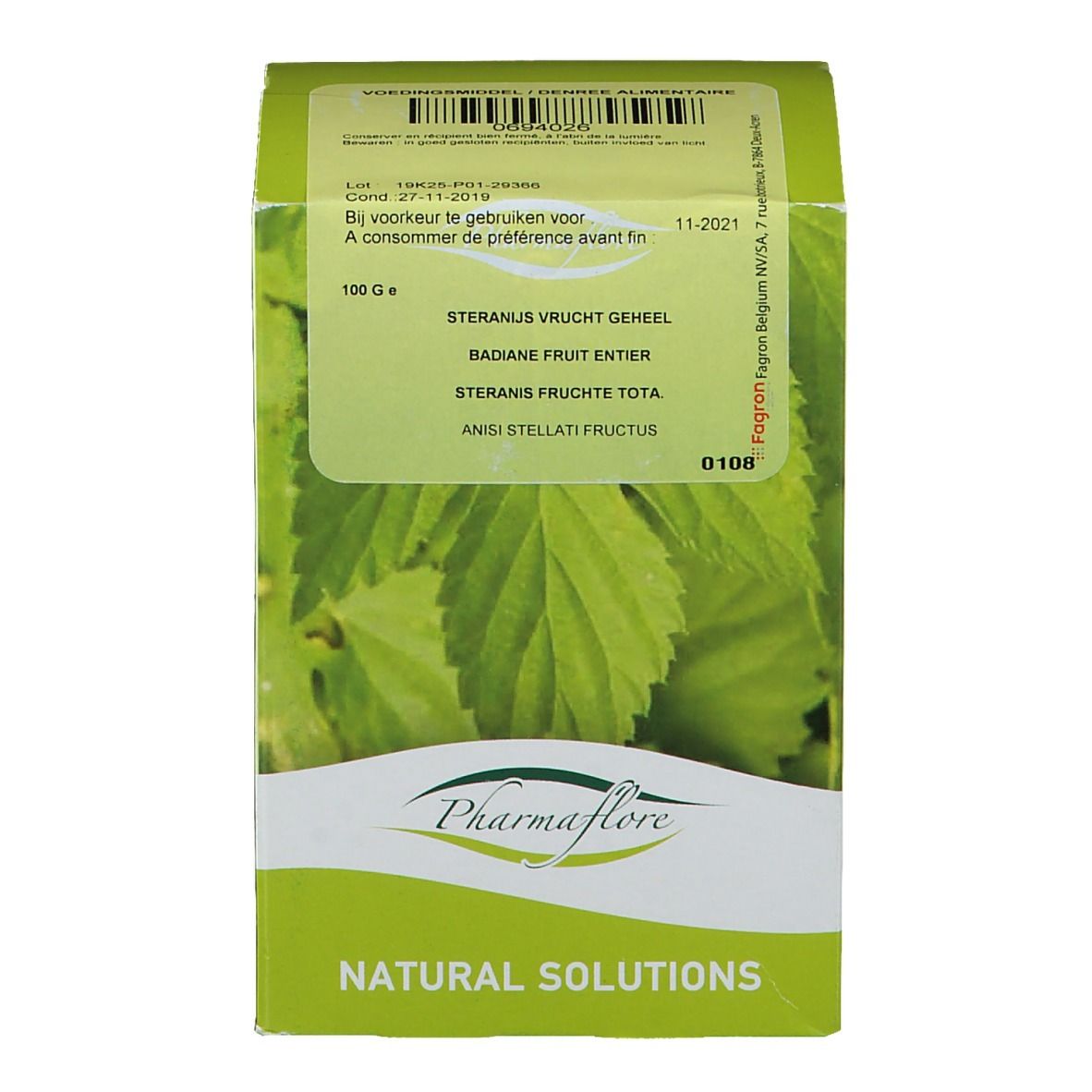 Boîte verte, vue de face. Texte: PHARMAFLORE, NATURAL SOLUTIONS, STERNANIS FRUCHT, 100 G.
