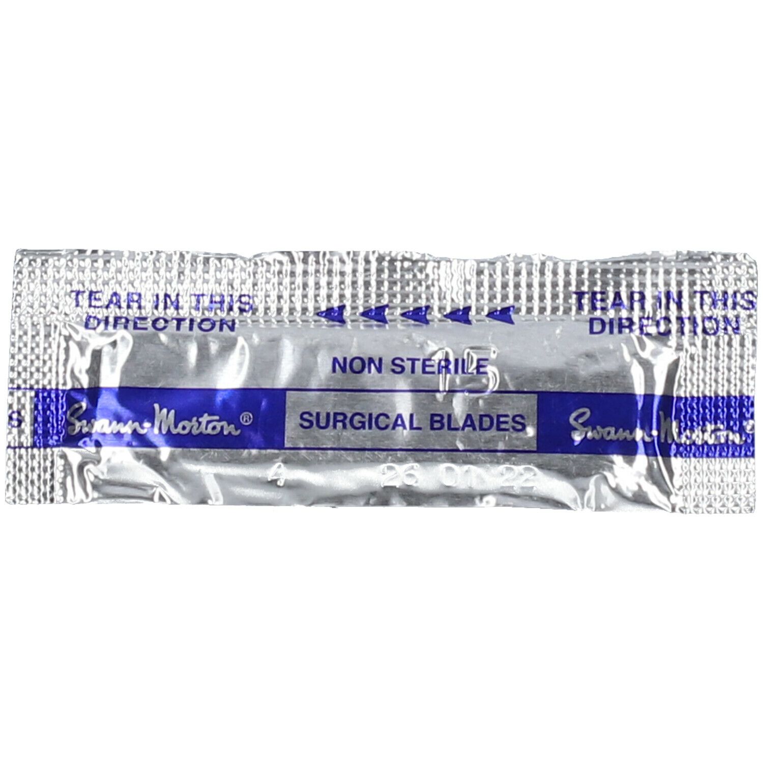 Emballage de lames chirurgicales. 'Swann-Morton' et 'NON STERILE' sont visibles. Instructions d'ouverture.