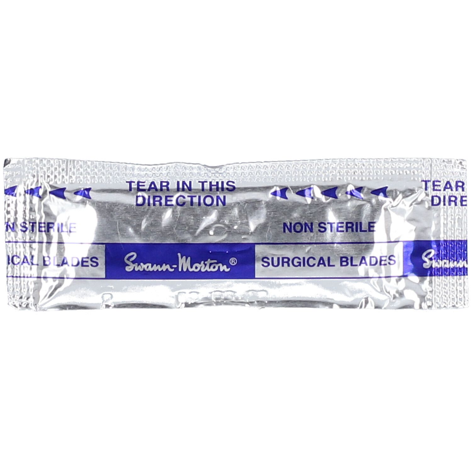 Emballage de lames chirurgicales. Inscription: Swann-Morton, Surgical Blades, Non Sterile. Ligne de déchirure.