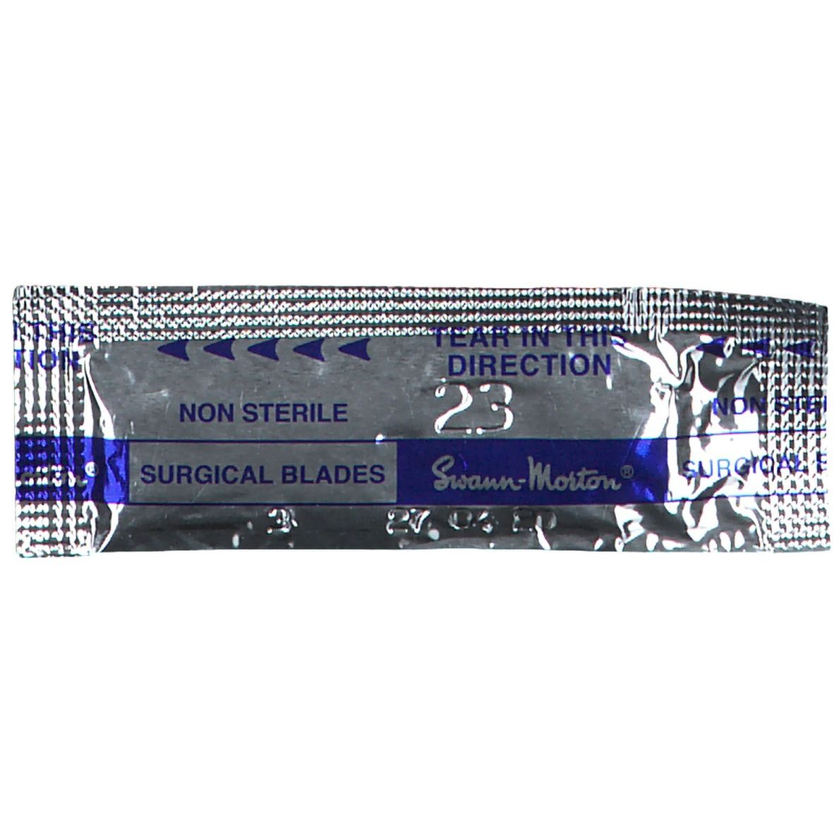Emballage de lames chirurgicales. Inscription: Swann-Morton, Surgical Blades, Non Sterile, 23. Ligne de déchirure.