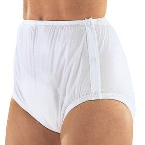 Weiße Inkontinenz-Slip mit Knöpfen an der Seite. PVC mit Innenfutter. Sichtbar am Körper einer Person.