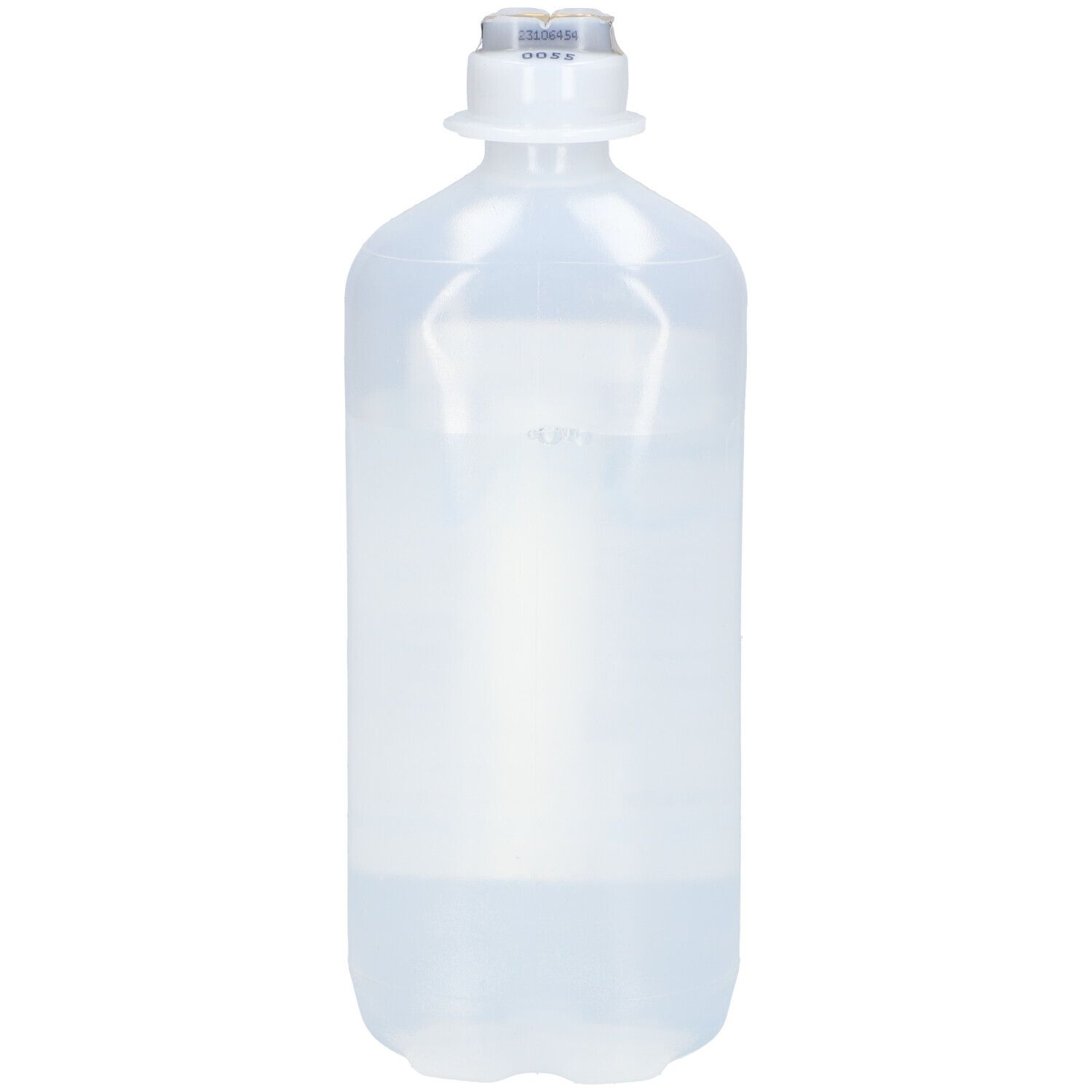 Flacon de perfusion NaCl 0,9% B. Braun. Liquide transparent dans une bouteille en plastique avec bouchon blanc. Gros plan.