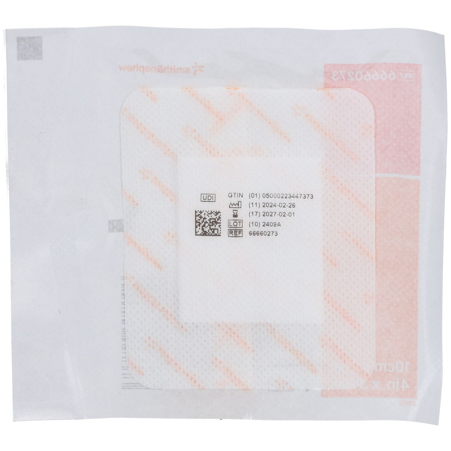 Pansement stérile dans emballage transparent. Visible : pansement carré avec compresse blanche et bord orange. Code QR et numéro de lot.