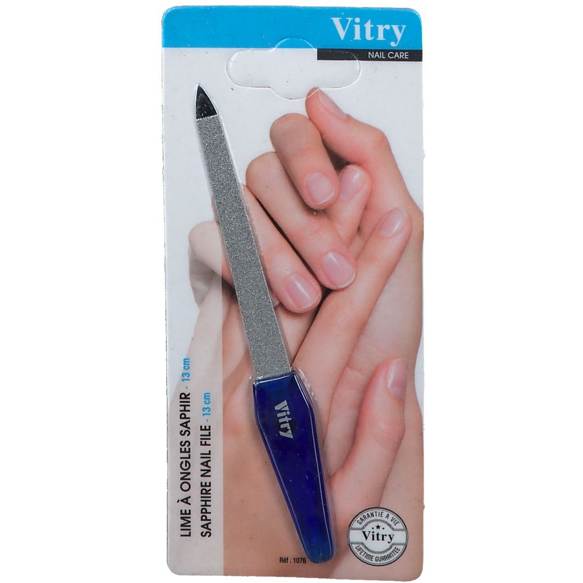 Lime à ongles Vitry, saphir, 13 cm, avec manche bleu, sur emballage. Texte: « Lime à ongles saphir ».