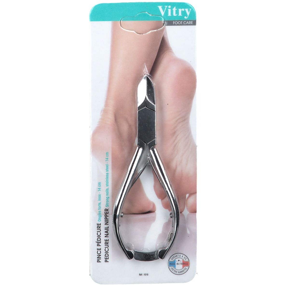 Pince à ongles dans son emballage. Métal argenté. Nom du produit imprimé et image de pied.