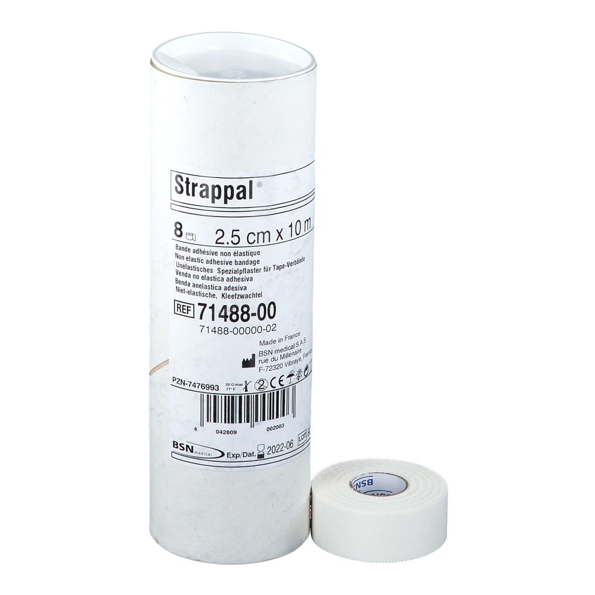 Strappal® bandage adhésif non élastique, 2,5 cm x 10 m, emballage blanc. Rouleau à côté. Informations produit sur l'emballage.