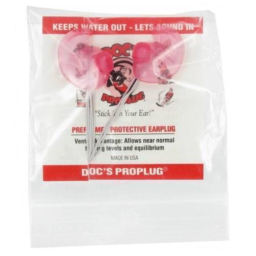 Rosa Ohrstöpsel in Plastikverpackung. Text: Doc's Proplug, "Keeps water out - lets sound in".