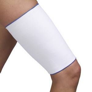 Oberschenkelbandage, weiß mit blauem Rand, am Bein getragen.