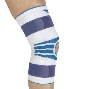 Genouillère blanche et bleue avec fermetures velcro. Articulation du genou visible. Portée sur une jambe.