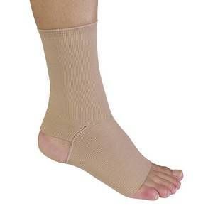 Attelle de cheville beige. Matériau élastique, talon et orteils ouverts. Structure côtelée. Pour la cheville.