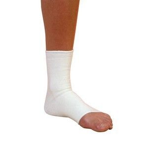 Attelle de cheville blanche sur un pied. Orteils ouverts, couvrant la cheville et le bas de la jambe.