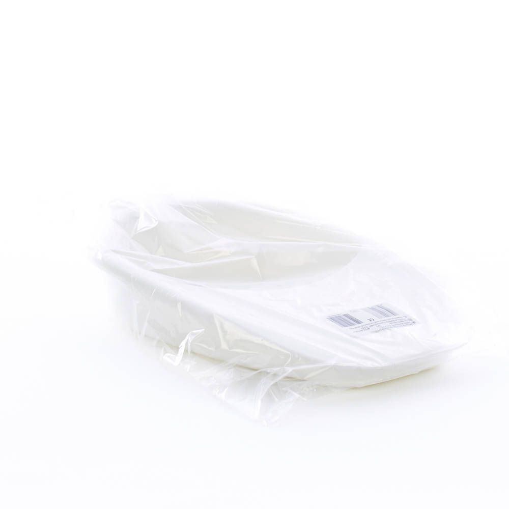 Bassinet en plastique blanc, emballé dans du plastique. Vue latérale, légèrement en biais. Code-barres sur l'emballage.