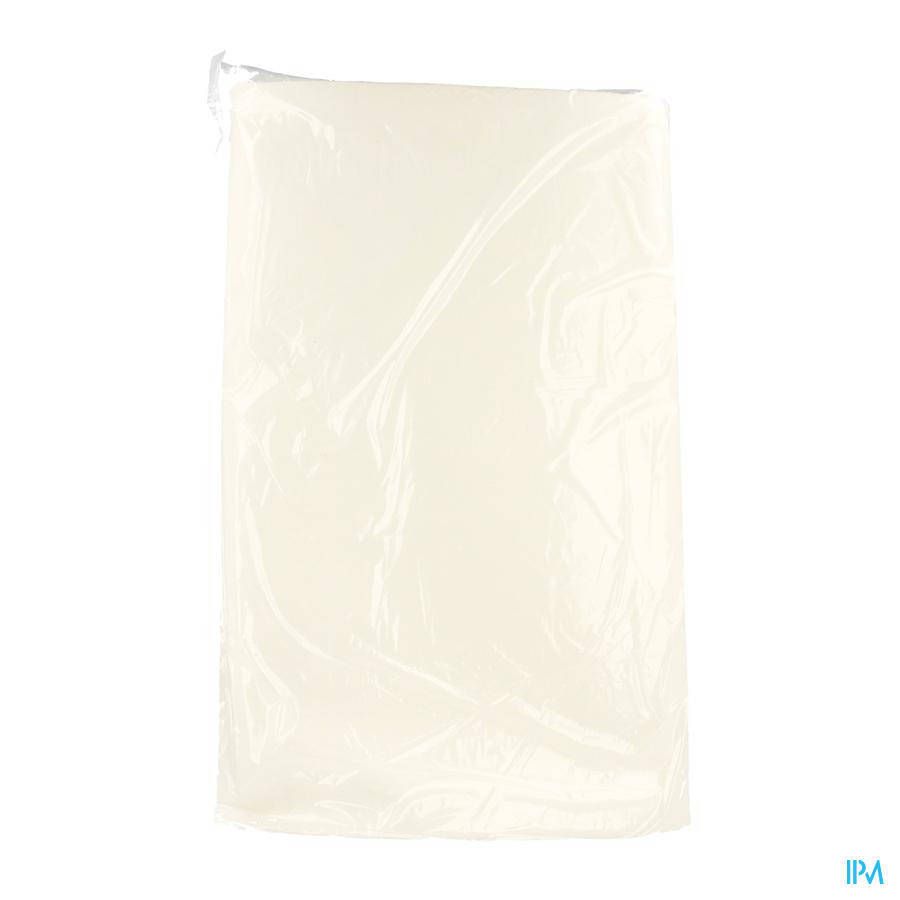 Morceau de tissu blanc emballé dans un film transparent. Forme rectangulaire, vue de dessus.