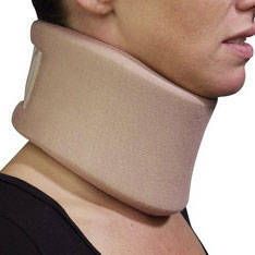 Collier cervical beige, modèle C Skin XS, porté par une personne.