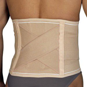 Beige Rückenstütze mit Kreuzgurten. Weißer Saum. Auf dem Rücken einer Person getragen.