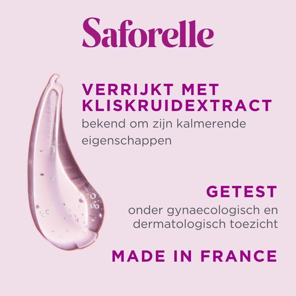 Roze achtergrond met Saforelle logo. Tekst: Verrijkt met kliskruidextract. Getest onder gynaecologisch toezicht.