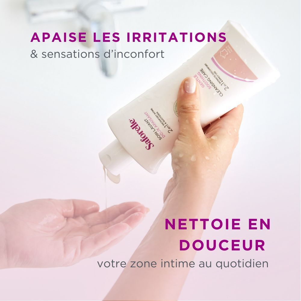 Main avec flacon Saforelle. Liquide versé dans la paume. Texte: Nettoie en douceur. Apaise les irritations.