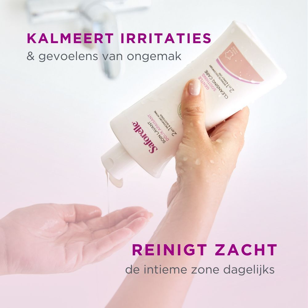 Hand met Saforelle fles. Vloeistof wordt in de handpalm gegoten. Tekst: Reinigt zacht. Kalmeert irritaties.