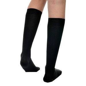 Zwarte kniekousen. Zicht op de benen van onderaf. Kousen bedekken de voeten en een deel van de benen.