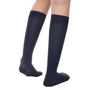 Bas de contention bleu foncé. Vue des jambes. Le produit est visible.