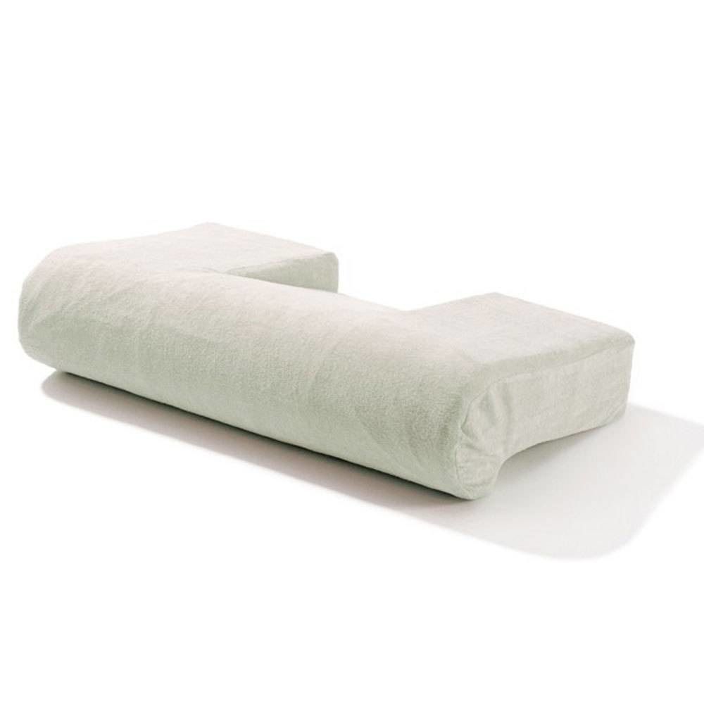 Beige gevormd kussen. L-vorm, rechthoekige basis, cilindrisch deel. Zachte stof.
