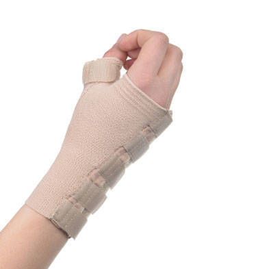 Attelle de poignet beige avec ouverture pour le pouce. Fermetures velcro. Sur fond clair.