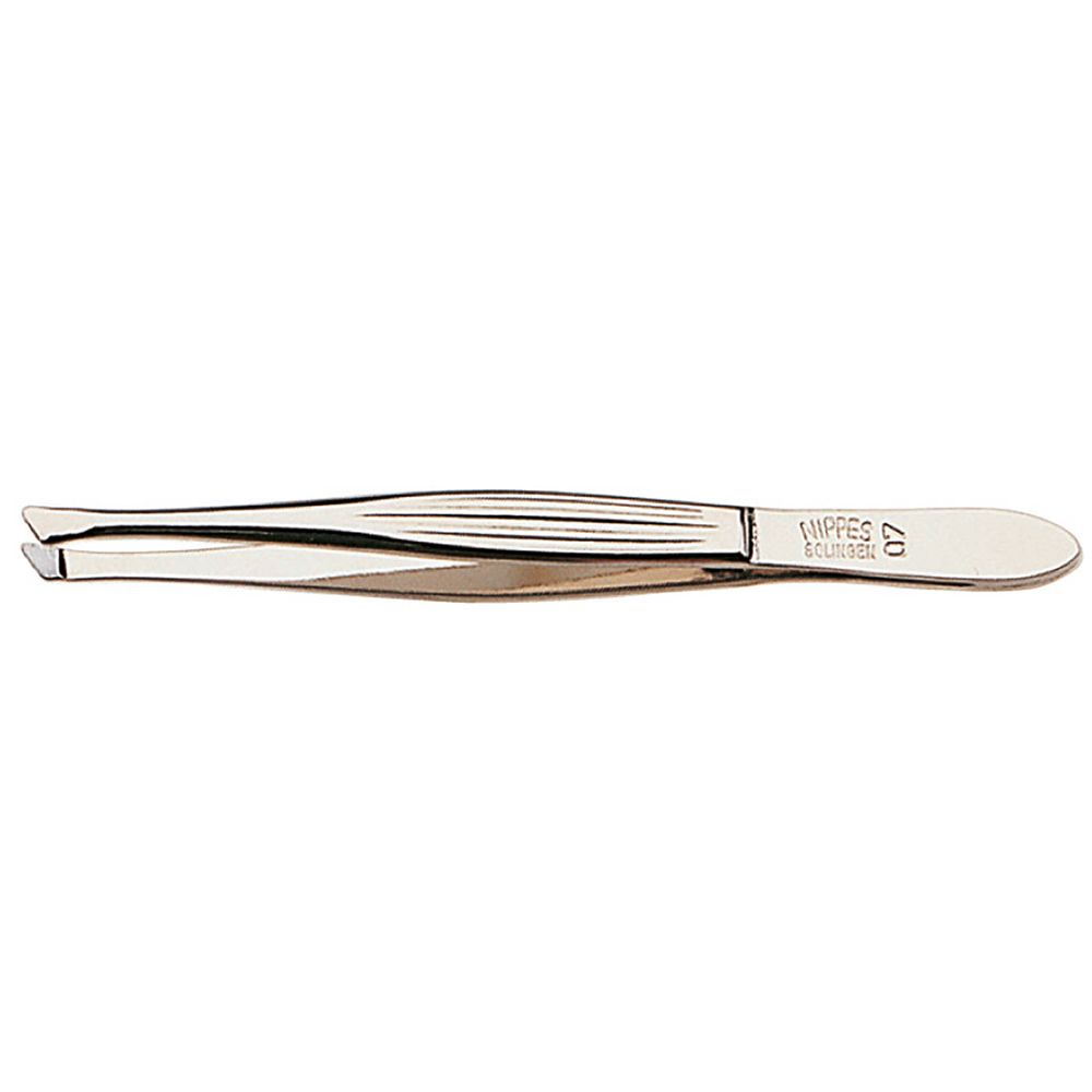 Schuine pincet, metaal. Gekerfde handgreep, schuine punt. Merk Nippes, gravure '07'.