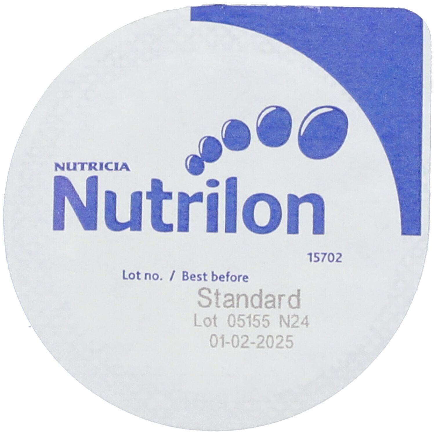 Ronde, witte verpakking met blauw logo en tekst. Merk Nutricia Nutrilion. Lotnummer en houdbaarheidsdatum.