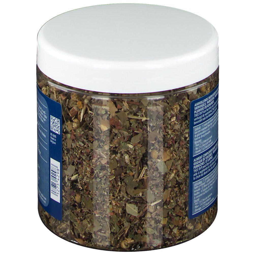Pot d'herbes, vue oblique du dessus. Couvercle blanc. Étiquette bleue partiellement visible. Contenu: herbes séchées.