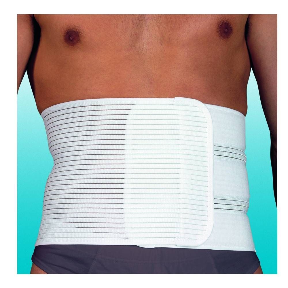 Witte, geribbelde buikband met klittenbandsluiting, bevestigd aan de torso van een persoon.