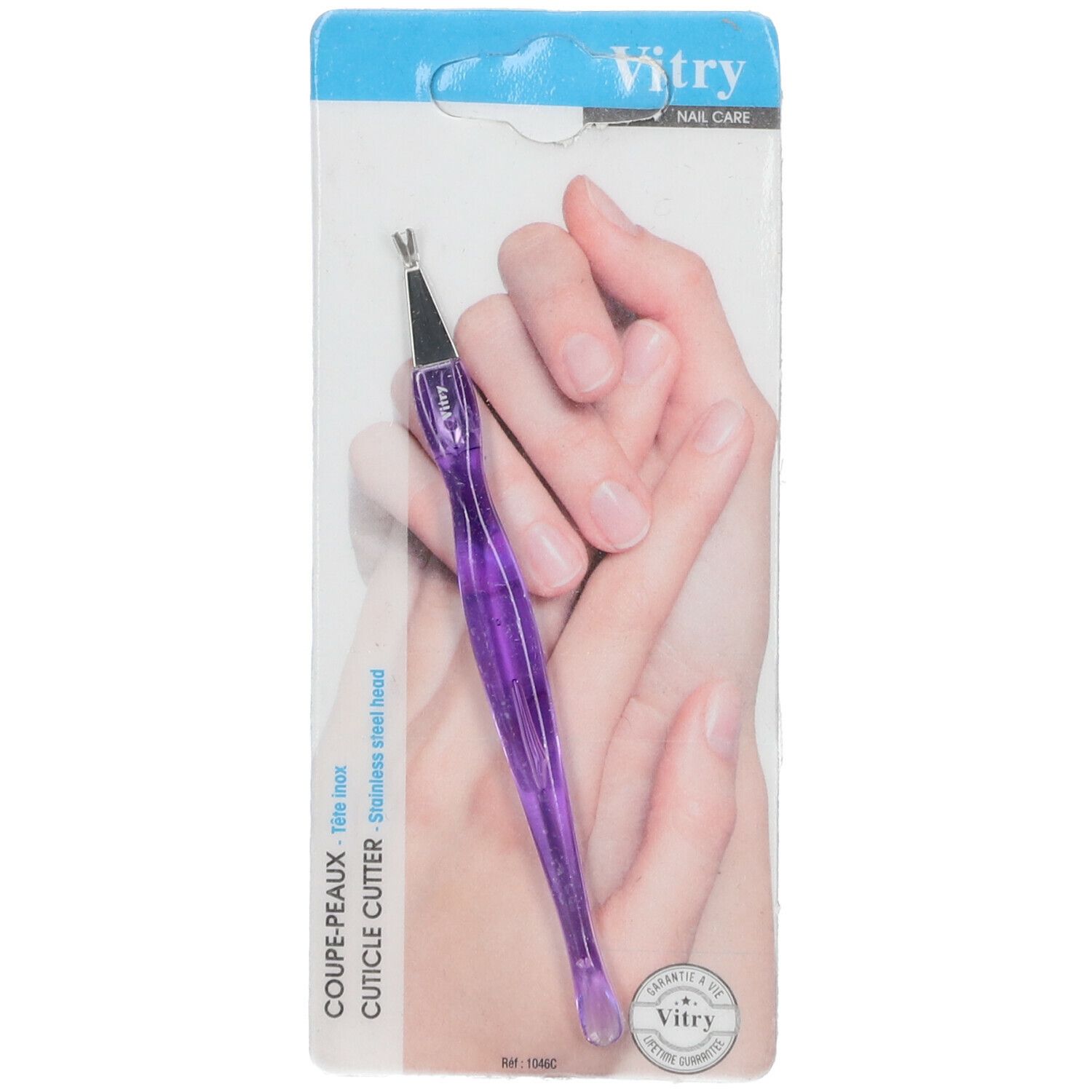 Coupe-peau Vitry avec manche violet, emballage blister. Inscription: Vitry Nail Care. Mains en arrière-plan.
