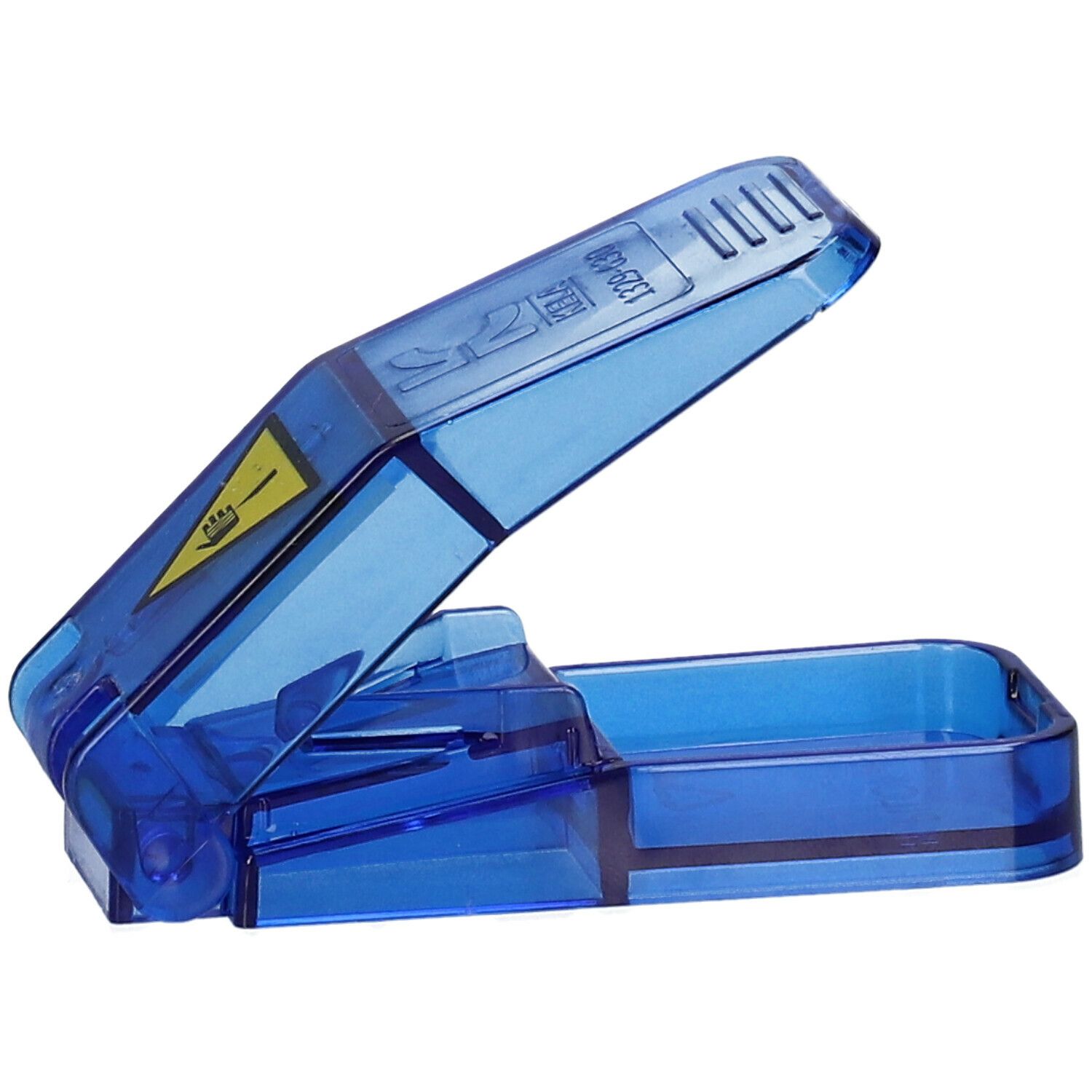 Diviseur de comprimés bleu, ouvert. Forme rectangulaire avec couvercle. Plastique transparent.