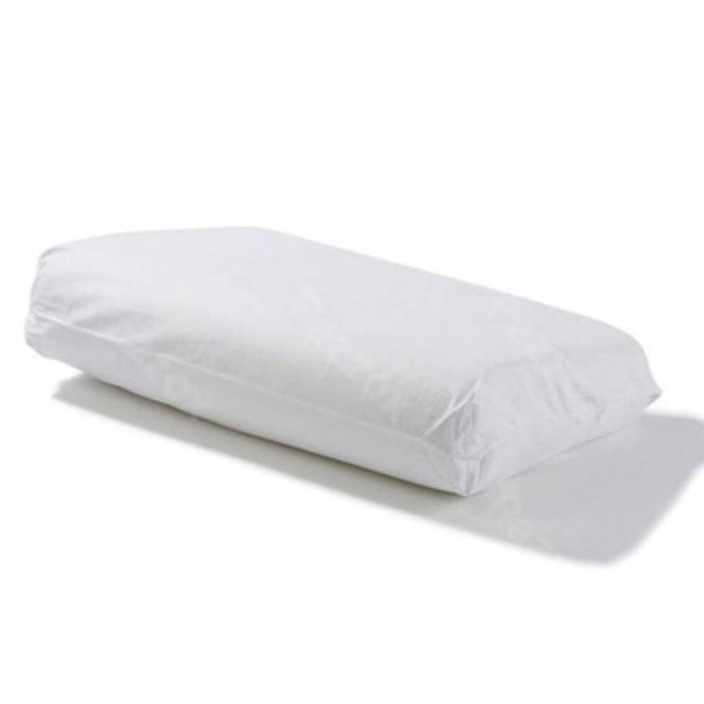 Taie d'oreiller blanche, rectangulaire, pliée. Ombre portée sur fond blanc.