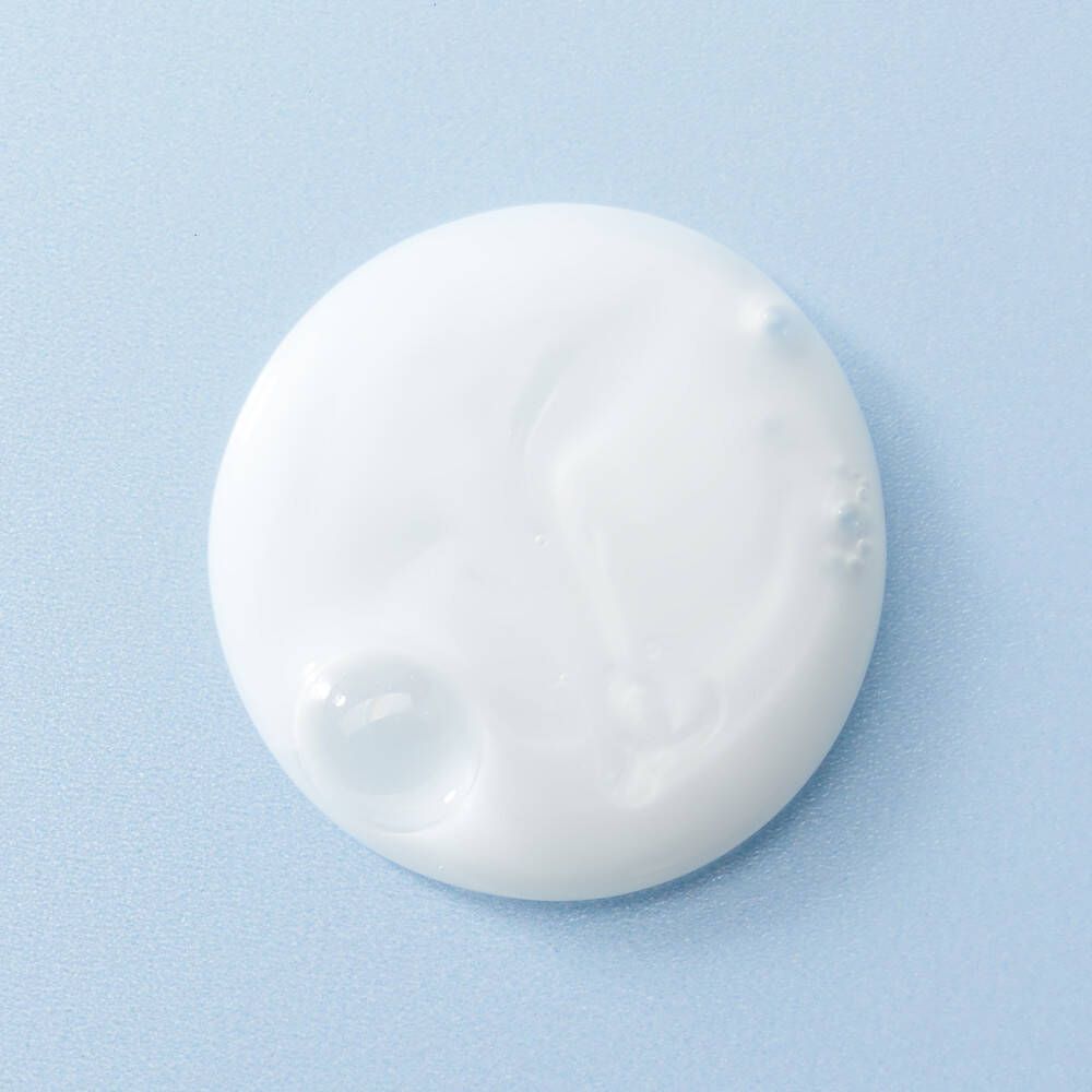 Tache blanche sur fond bleu. Liquide avec bulles.