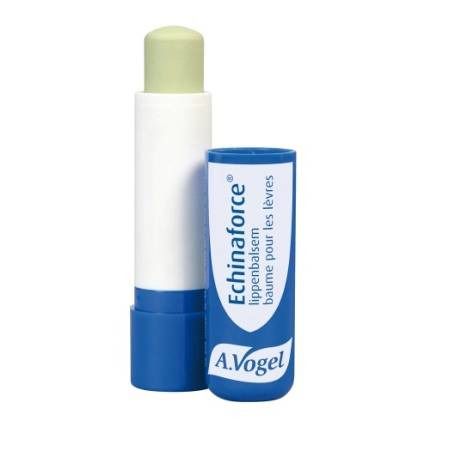 Baume à lèvres dans un étui blanc et bleu. Nom du produit et marque visibles. Bâton de baume vert visible.
