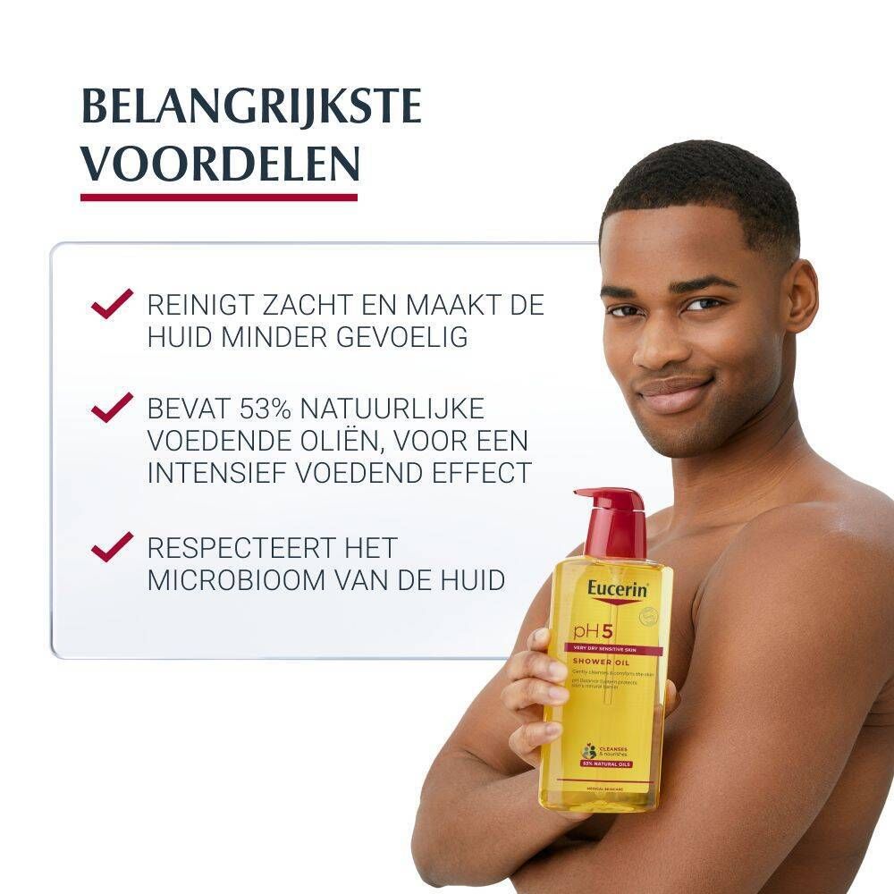 Man houdt Eucerin pH5 doucheolie fles vast. Tekst: Voordelen, reinigt zacht, 53% natuurlijke oliën, microbioom.
