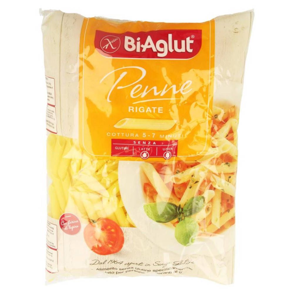 Paquet transparent de pâtes Bi-Aglut Penne Rigatte. Fond orange avec image du produit. Pâtes jaunes.